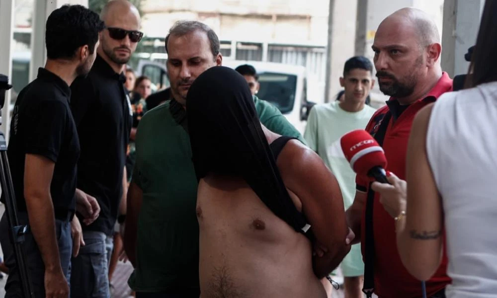 Δείτε φωτογραφίες με τον βιαστή της Σαλαμίνας να αποπειράται να βιάσει 14χρονη σε λεωφορείο
